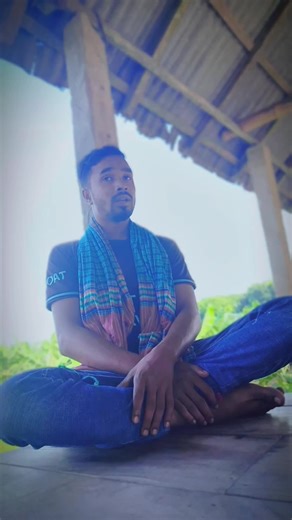 লাল শাড়ি পরিয়া