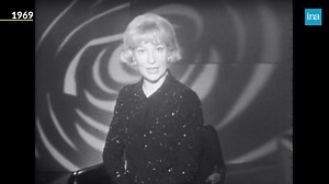 PORTE VITRÉE ET SPEAKERINE. Que se passe-t-il quand une porte vitrée n'est plus... vitrée ? Pierre Bellemare est un sacré farceur dans ce premier extrait de "La caméra invisible". Dans le second extrait, voici l'imitation d'une speakerine qui, malgré quelques ennuis techniques, tente coûte que coûte de garder le sourire et d'occuper ses téléspectateurs... 1969 | INA