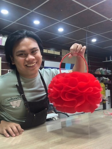 466K views · 11K reactions | Get crafty!  Not a chinese lantern, it's a flower basket  I made this DIY basket using 6pcs of wrapping paper and a long-stemmed artificial flower as the handle, wrapped with ribbon . Who else loves upcycling? 殺﫶❣️❤️ #diy #DIYBasket #crafty #touchbyolga #SaudiFlorist #fypシ゚ #reelschallenge #followersreelsfypシ゚viralシfypシ゚viralシalシ #reelschallengereelschallenge #followerseveryonehighlights | Arjay Laquindanum | Facebook