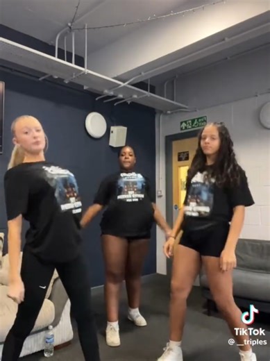 friends dancing #baddie #fyp #twerk #leggins #blowup