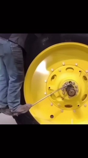 You can feel his pain 😬🚜💪 #johndeere #tractor #tractorfails #failvideo #mechanic