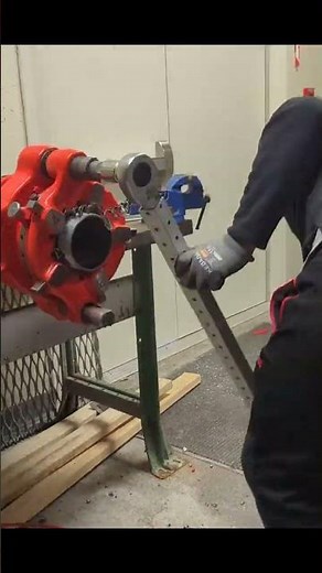 Using the Ridgid No.141 pipe threader to thread a 4" pipe #mechanic #threading #machining