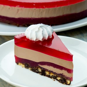 Gâteau aux groseilles et au chocolat sans cuisson - un dessert sophistiqué ! | Savoureux.tv