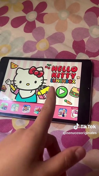 Cocinando sándwiches y pastelitos con Hello Kitty