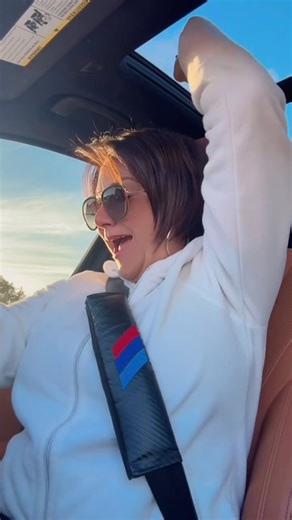 Ivelissa Rios on Instagram: "Mi playlist no tiene nada que ver con mi vida personal 😂repórtate si eres igual #humor #relatable #momlife #playlist #carline"