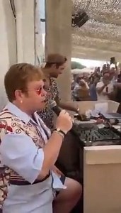 PALOMAZO DE ELTON JOHN !! -Circula en redes sociales este video que da cuenta que una de las leyendas de la música a nivel mundial ELTON JOHN en un restaurante se aventó un “Palomazo” con una de sus más emblemáticas canciones “Sacrifice” de su álbum Sleeping Whit The Past”… | Radar Político