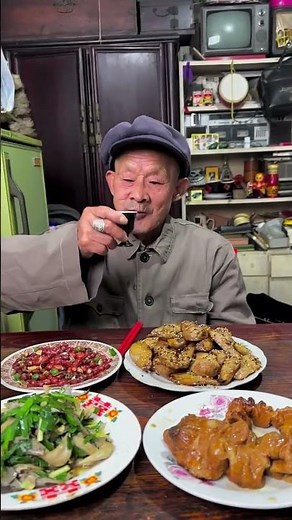 A satisfying Chinese short man eating delicious pig intestines | 一位中国矮个子男子正在享用美味的猪大肠 #mukbang#part7