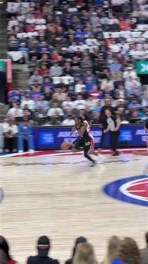 Amen jumped out of his seat for Ausar's chasedown block 🔥