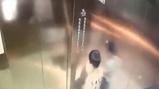 Kaum zu glauben, aber wahr - Junge pinkelt in Aufzug - sein "Klo" explodiert