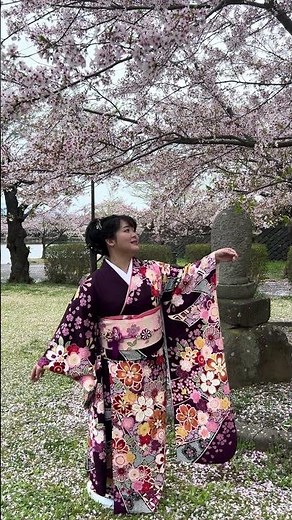 I tried singing "Sakura Enka" under a cherry tree 🌸