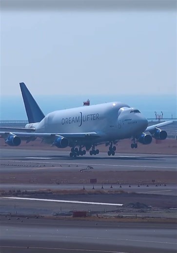 Boeing 747 dream lifter smooth landing 🛬