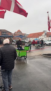 👏 Indvielse af Museumsparken Der var stærkt fremmøde i dag, hvor Museumsparken i Aars blev indviet - et åndehul midt i byen, hvor åen er åbnet. Der var taler fra borgmesteren, handelsstandsforeningen og arbejdsgruppen, inden der var kaffe og æbleskiver. Velkommen i Museumsparken 💙 | Vesthimmerlands Kommune