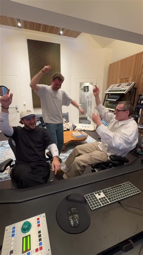 When 3 french (speaking) dudes go in the studio to make a stadium anthem … LISTEN TO ME out soon 🙏🏻 ending 2025 with a big one , who’s ready ? #lostfrequencies #electronicmusic #newmusic @CIEL. @RADIO CARGO