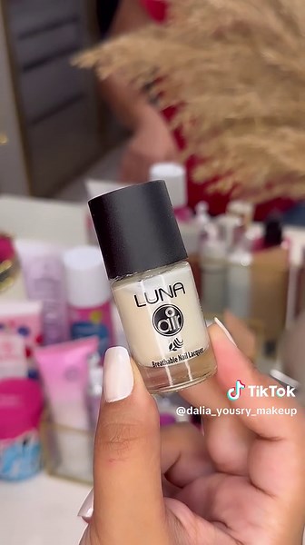 How to apply nail polish that looks like gel #fyp #foryoupage #foryou #dalia_yousry_makeup #nails #nailpolish #gelnails #manicure