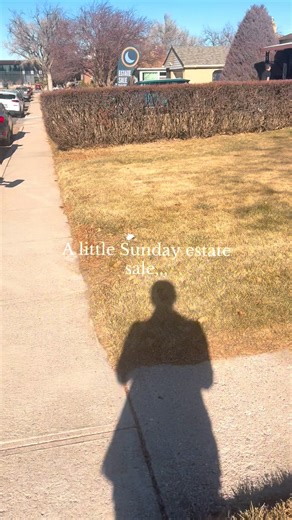Come to a Sunday estate sale with me,, this was the last day & only has 25% off this last day. They would give a bigger discount based on how much you bought though. #estatesale #antique #thrift #discover #create
