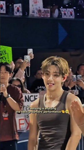 Taehyung enjoys the dancers' performance during Idol walk in LA day 3🤏 #btsworldtour2026 #btsidol