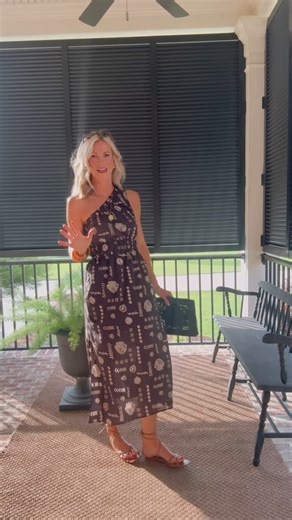 Anna Daly | Classic Style & Beauty Over 40 on Instagram: "Why do moms treat dinner reservations like international flights? Mine runs a tight schedule—and I’m already 7 minutes behind. Thankfully, this dress makes up for it. You might remember it from last year at the beach—still the lightest thing in my closet and fully lined. The one-shoulder detail takes it from “easy” to “effortlessly dressed”. Perfect for steamy nights on the patio at Franks Outback."