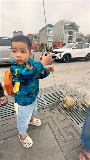 The little boy experiences holding a kite string for the first time. #kite #pipainTaiwan #kitefly...