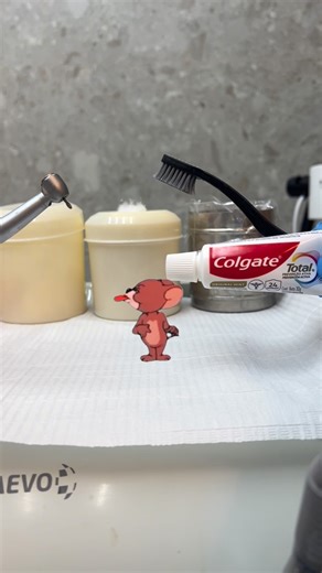 Centro Odontológico de Alto Padrão on Instagram: "🐭 O Jerry já escolheu… e você? Todo dia a gente faz uma escolha: 🪥 escovar, cuidar e visitar o dentista a cada 6 meses OU 😬 deixar pra depois e encarar uma visita nada amigável… Spoiler: cuidados diários + check-up regular evitam dor, sustos e sofrimento 💙 Escolha o caminho do sorriso saudável! ✨🦷 Responsável Técnico: Cleiton Santos Vieira – CRO 112237 CRO CL 036609 #JerryJáEscolheu #EscolhaCuidar #SaúdeBucal #SorrisoSaudável #DentistaSemMed