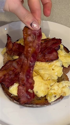Delicious Scrambled Egg & Crispy Bacon Breakfast Recipe