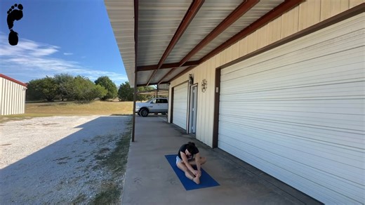 בכל בוקר אני בוחרת לחיות כמו נזירה. לא נזירה של ויתור - אלא נזירה של חופש. איך זה יכול להיות? הרי זה דבר והיפוכו, לא? ממש לא! כי בזכות כל הדברים שאני מתנזרת מהם עכשיו, אני מרוויחה חופש אמיתי אחר כך - בהמשך היום ולמשך כל חיי. אני מתעוררת מוקדם, כשהעולם עוד בשקט. לפני שהעולם מבקש ממני משהו - אני עם עצמי. מסדרת את המחשבות שלי, נושמת, זזה, הולכת ומקדישה את הזמן לפעילות גופנית. ואם אין זמן - אפשר לקום עשר דקות קודם בכל בוקר. למדתי שמחשבה יוצרת פעולה, ופעולה יוצרת אנרגיה, וכשמתמידים - זה הופך להרגל. א