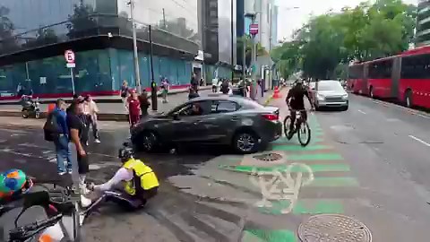 La regla de oro de la supervivencia ciclista: Si no puedes ver los ojos del conductor a través de sus espejos o su parabrisas, asume que eres completamente invisible para él. Nunca disputes un espacio basándote en la velocidad que crees que tienes; ante la duda, es mejor perder tres segundos cediendo el paso que perder la prioridad de manera definitiva o la vida. Es uno de los puntos más críticos y peligrosos en la convivencia vial. Existe un sesgo psicológico muy común en la bici: "Si yo veo al