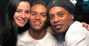 Agora 'vovô', Ronaldinho Gaúcho está em Barcelona para acompanhar o nascimento da primeira neta