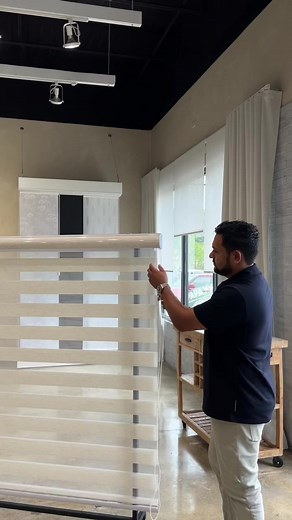 ¡Descubre las cortinas Duo Shades! Son la opción perfecta para añadir un toque moderno a tu hogar. Con una variedad de estilos y colores, se adaptan a casi cualquier tipo de decoración.☀️ Duo Daylight (color: soft gray): Deja entrar la luz natural de manera suave y moderno..☀️ Duo Daylight (color: marble): Un toque de sofisticación en mármol para tu espacio.☀️ Duo Daylight (color: white): Deja entrar la luz natural de manera suave y con un toque elegante.🌗 Duo Blackout Linen: La perfecta combin