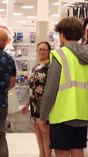 Pranking target (Hilarious Prank at Target Leaves Employee in Hysterics) #fyp#trend#viral#fypppp#famous#fam