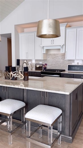 Love this Modern Farmhouse Kitchen ❤️ …. #kitchen #kitchendesign
