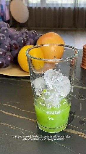 A stick can squeeze out a whole cup of juice, how magical is the juicer.#Life Tips #Fruit Science