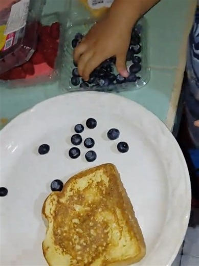 Cena con mi bebe Soy mamá soltera a mis 27 años de un pequeño de 2 años trabajo y llegando a casa materno este día hicimos de cenar pan francés . #vlog #mama #maternidad #madresoltera #cocinando