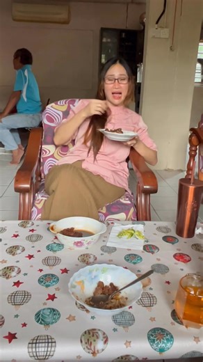 Soalan kakak saya : Kamu dayak ka? 🤣 Kena scam kakak, konon nya itik talu masakan nya ya pedas😣. Padahal seciput pun sik pedas. Cili yang saya gigit pun sik pedas. Pedis ati😖 | Cindy Victoria