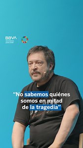 Esto es solo un fragmento del relato completo que Hernán Casciari nos ofreció durante el Evento Aprendemos juntos en Madrid. Puedes disfrutarlo en nuestro canal de YouTube, bajo el título: “No sabemos quienes somos en medio de la tragedia”. #Vida #Relatos #Emociones #Aprendemosjuntos #Aprendemosjuntos2030 | Aprendemos juntos