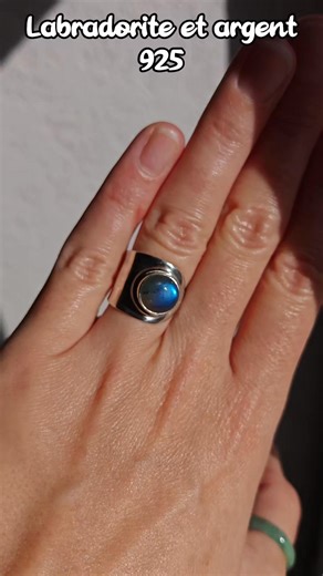 🩵✨ NOUVEAUTÉ ✨🩵 Magnifique bague en Labradorite bleue 🤩 Elle est en argent 925, réglable. Je vous mets quelques photos en commentaire 😉 ✨Symbolique et pouvoir : La lumière de la labradorite est le reflet des couleurs célestes. Symbole de l'étendard protecteur sous lequel on se regroupe. Pierre régénérante, elle s’élève au dessus du monde et dispose des secrets divins 🧘‍♀️Bienfaits émotionnels et spirituels: la pierre naturelle labradorite agirait comme une sorte de bouclier protecteur doubl