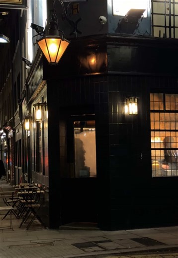 Embracing London's Cold Winter Scenes