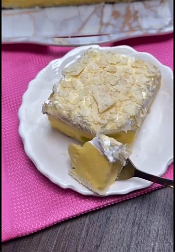 Cremșnit clasic cu cremă de vanilie și foi crocante