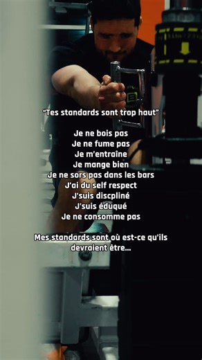 𝙎𝘼𝙈 𝘽𝙊𝙐𝘾𝙃𝙀𝙍 | 𝙒𝙀𝙄𝙂𝙃𝙏𝙇𝙊𝙎𝙎 | 𝙏𝙍𝙄𝘼𝙏𝙃𝙇𝙊𝙉 on Instagram: "“Tes standards sont trop hauts.” Non. Ils sont juste inconfortables pour ceux qui n’en ont pas. Je ne bois pas. Je ne fume pas. Je m’entraîne. Je mange bien. Je respecte mon temps, mon corps et ma vision. Avoir des standards, ce n’est pas être fermé. C’est savoir ce que tu refuses de sacrifier. Si mes standards dérangent, c’est peut-être parce qu’ils te rappellent ce que tu évites. Les miens sont pas trop hauts. Ils