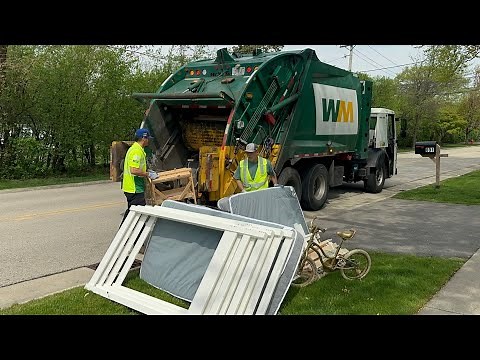 WM Waste Management Mack LR McNeilus Rear Loader Garbage Truck Packing Heavy Bulk Waste