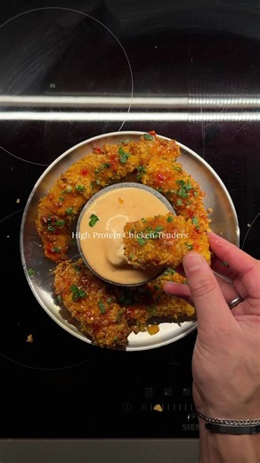 20 min: Bang Bang Chicken (92g Protein) 🍗 Ingredients: 1 egg 115 g greek yogurt 2 tbsp light mayo 600g boneless skinless chicken tenders 3 tbsp sweet chili sauce 1 tsp sriracha 1 tsp garlic powder 1 tsp onion powder 1 tbsp honey 55 g all-purpose flour 225 g cornflakes Chopped spring onion (optional) *Method: -Crush 225g cornflakes and set up 3 bowls: • 65ml oat flour • 1 beaten egg • Crushed cornflakes -Season 600g chicken tenders with salt, pepper, 1 tsp garlic powder 1 tsp onion powder. Coat 