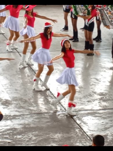 cuando quieres meterte no ma en un hueco y no salir de ahí 🥹#baile #bastonerasdoloressucre🤍 #bastoneras #bandadepaz #navidad #trend #baston #error #sonrisa #evento