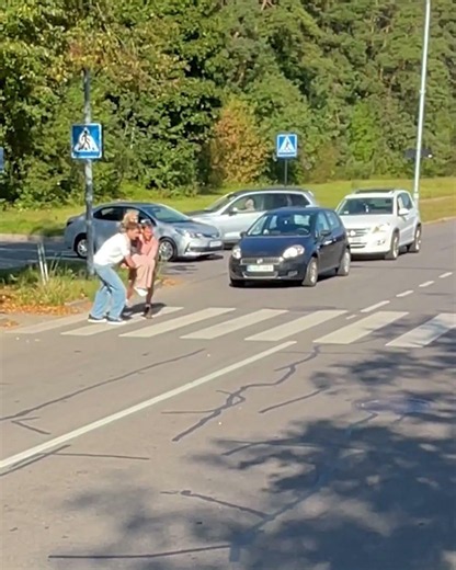 One Small Gesture at a Crosswalk Restores Faith in Humanity ❤️🚶