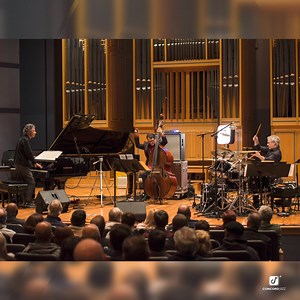 A sneak peak of “Rhumba Flamenco,” which taps into Chick’s well-known love for Spanish music, sweeps the bandmates up in an intricate and impassioned triangular dance over its breathless 14-minute span. Pre-order the forthcoming album here: found.ee/ChickCorea_AkousticBandLive | Chick Corea
