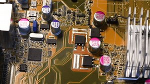 最新のPCマザーボード上の電子部品、マイクロチップ、コンデンサの詳細。