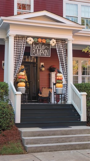 What was your favorite home tour in our Autumn 2025 issue? We certainly can't pick a favorite! 📷: Gridley Graves Photographers 🏠: Jonie and Mike Mauzerall, Janice and Fred Bortner, Dawn and Michael Mauzerall, and Donna and Craig Bortner | Country Sampler