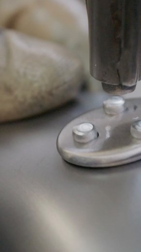 27K views · 22 reactions | Ci sono storie che non si raccontano a parole. Si raccontano con il rumore del ferro, il calore del fuoco, e la cura di chi lavora ogni giorno per creare qualcosa che duri nel tempo. Non è solo una padella. È un pezzo di artigianato che nasce da mani vere, da gesti precisi, da passione che non si spegne. FB Kitchenware, dove ogni prodotto prende vita, prima ancora di arrivare in cucina. #FBKitchenware #Cucina #KitchenLover #MadeInItaly | FB Kitchenware | Facebook