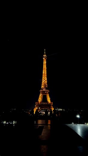 Eiffel Tower Sparkles: A Nightly Light Show