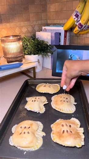 🎉 ​​【Mini Pocket Pie Maker Set for Fall, Thanksgiving & Christmas】​​ Unlock the magic of holiday baking with one click! Easily make adorable mini pies and fill your kitchen with a warm aroma~🍂🦃🎄 🔥 ​​One-touch mold for super effortless results:One-press, one-close, and you're done! Add the dough and filling, close the mold, and press down for a perfect seal. Even beginners can become baking pros in seconds~👩🍳✨ Various festive designs: pumpkin, apple, Christmas tree, snowflake... Customize 