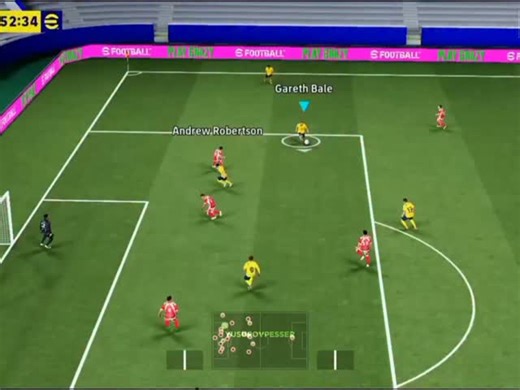 Yusupov™ on Instagram: "Script Af💀😂 1990년 개봉한 영화 〈나홀로 집에(Home Alone)〉는 단순한 가족 코미디를 넘어, 혼자 남겨진 한 아이의 용기와 따뜻함을 담아낸 작품입니다. 크리스마스의 화려한 장식과 밝은 음악 뒤에는, 케빈이 느끼는 외로움과 성장의 순간들이 자연스럽게 스며 있습니다. 처음엔 집에 혼자 남았다는 사실이 마치 해방된 듯 신나 보이지만, 시간이 지날수록 조용한 집 안 곳곳에서 케빈이 맞닥뜨리는 고요한 감정들이 더 깊이 다가옵니다. 빈 식탁, 적막한 밤, 멀리서만 들리는 캐럴 소리… 이런 순간들이 영화의 분위기를 더욱 따뜻하면서도 쓸쓸하게 만들죠. 하지만 이 영화가 오래 기억되는 이유는, 결국 케빈이 혼자서도 두려움을 이겨내고 집을 지켜내는 모습 때문입니다. 장난기 가득한 함정들과 소동 속에서도, 어린 아이의 순수한 용기와 가족을 향한 그리움이 자연스럽게 묻어납니다. 많은 사람들이 “왜 매년 겨울만 되면 이 영화를 다시 보게 될