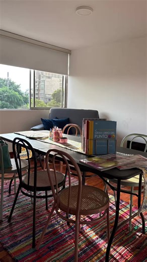 Un nuevo capítulo comienza para Zaza. 🧶✨ Este espacio no solo es un nuevo local… es un lugar donde seguiremos tejiendo historias, aprendiendo juntas y compartiendo nuestra pasión por el crochet. Cada rincón guarda esfuerzo, sueños y muchas puntadas llenas de amor. Gracias a todas las personas que han sido parte de este camino y que hacen que Zaza siga creciendo. Bienvenidas a nuestro nuevo hogar. 💗 #Zaza #TejiendoSueños #tejiendoconamor #NuevoComienzo #Zazatejeydesteje